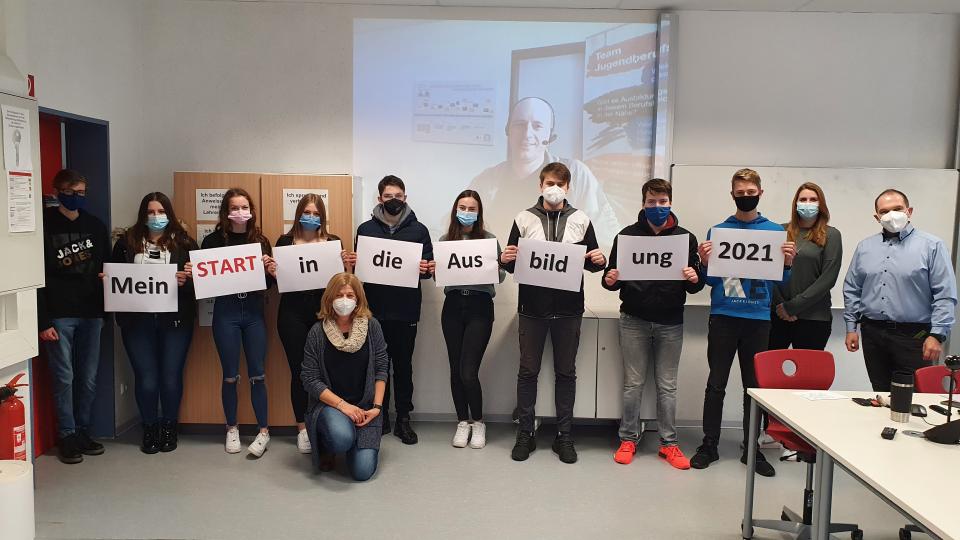 Sie sind bereit für den „Start in die Ausbildung“: Zehntklässler der OBS Bad Essen, hier mit den Pädagogen (von rechts) Daniel von Kirchner und Jasmin Kiener sowie Schulsozialarbeiterin Karen Albers (vorne in der Hocke). Per ISERV zugeschaltet ist MaßArbeit-Ausbildungslotse Martin Möller.  Foto: OBS Bad Essen / Eckhard Wiebrock 
