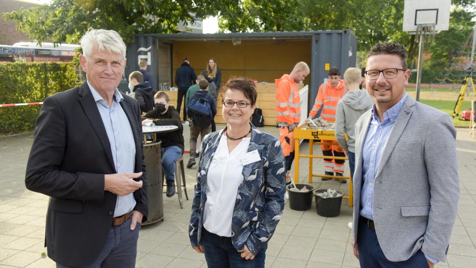 Freuten sich über den großen Erfolg des B.O.P. (von links): Der Bramscher Bürgermeister Heiner Pahlmann, Schulleiterin Dorte Hierse und MaßArbeit-Vorstand Lars Hellmers.  Foto: MaßArbeit / Uwe Lewandowski 