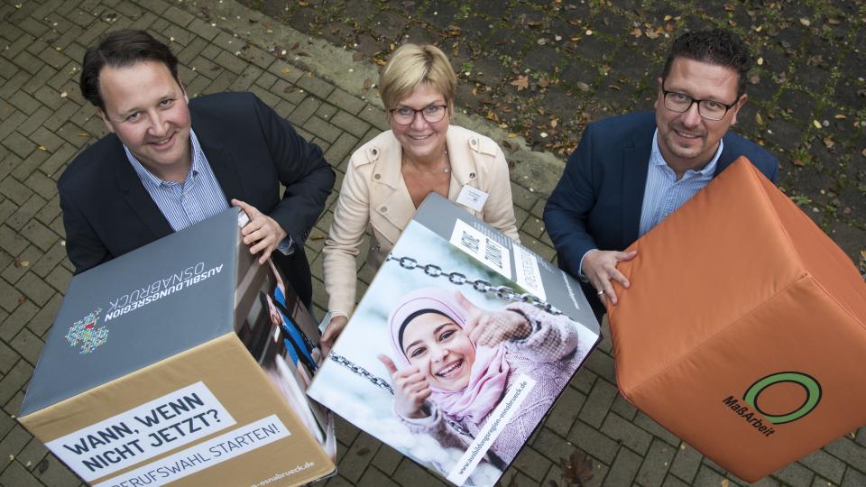 Die Freude über die gute Resonanz auf das Speed-Dating war riesengroß (v. l. n. r.) : Tobias Avermann, Bürgermeister der Gemeinde Bad Laer, Stephanie Baalmann, Schulleiterin Geschwister-Scholl-Oberschule Bad Laer, sowie Lars Hellmers, MaßArbeit-Vorstand. 	Foto: MaßArbeit / Uwe Lewandowski