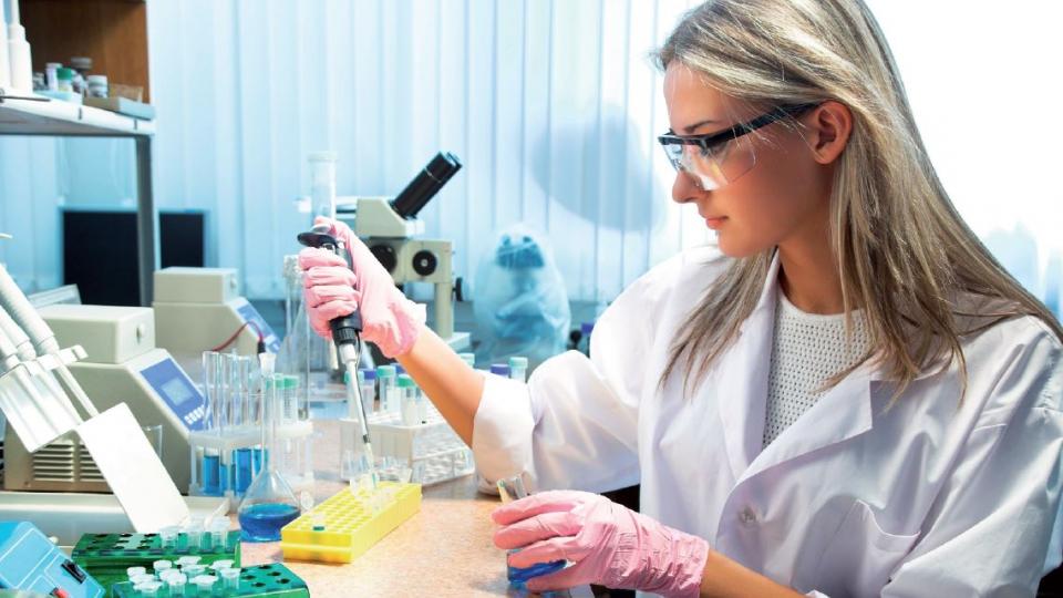 Frau im Labor bei Probeentnahmen