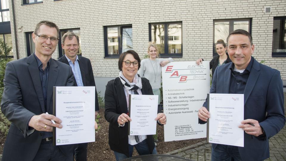 Der Kooperationsvertrag zwischen der Realschule Wallenhorst und der EAB GmbH ist unterschrieben (von links): Stefan Schmidt, Schulleiter der Realschule Wallenhorst, Harald Brinkmeyer, Fachleiter Arbeit-Wirtschaft-Technik, Susanne Steininger, Bereichsleiterin der MaßArbeit, Veronika Lauxtermann, zuständig für Personalplanung und Human Resources bei EAB, Kerstin Hüls von der Servicestelle Schule-Wirtschaft und Torsten Timmermann, Betriebs- und Montageleiter bei EAB, freuen sich auf die ersten Module des Pro
