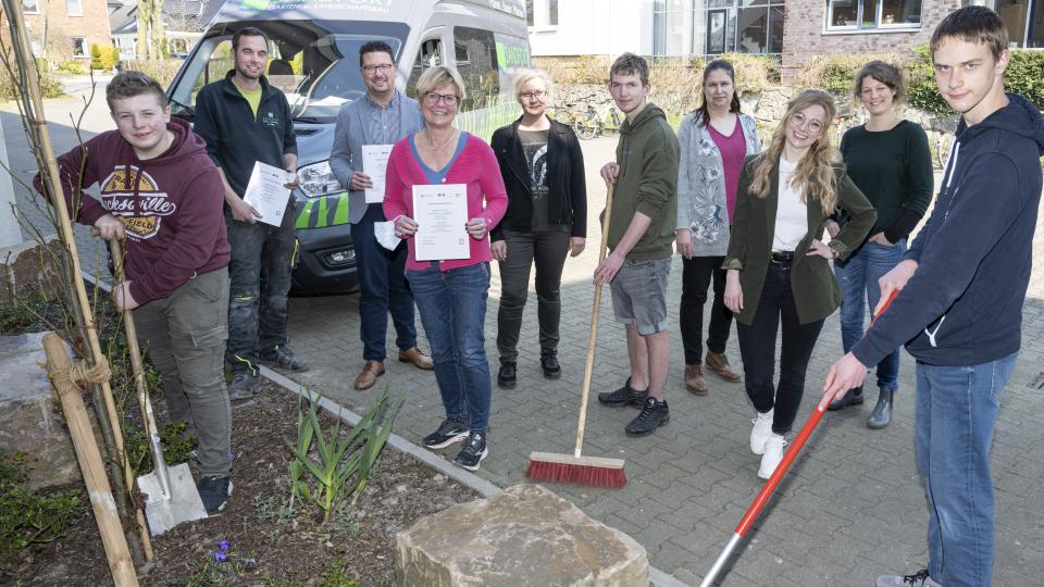 Freuen sich auf die neue Partnerschaft (von links): Schüler Lars Baumann, Sandfort-Ausbildungsleiter Marco Weber, MaßArbeit-Vorstand Lars Hellmers, Schulleiterin Stephanie Baalmann, Mareike Himmelreich, Berufsorientierungsbeauftragte und Fachberaterin Berufsorientierung bei dem Regionalen Landesamt für Schule und Bildung, Schüler Benedikt Temme, Stefanie Tetzel, Annika Schütte von der Servicestelle Schule-Wirtschaft der MaßArbeit, Jutta Dittmar und Schüler Henry Rosendahl.   Foto: MaßArbeit  /  Hermann Pe