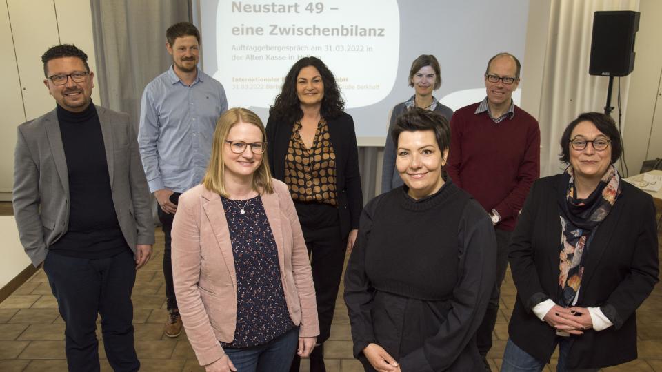 Zufrieden mit der Zwischenbilanz des Projektes Neustart 49 (von links): MaßArbeit-Vorstand Lars Hellmers, Ralf Michael, Teamleiter der Berufsberatung der Agentur für Arbeit Osnabrück, MaßArbeit-Bereichsleiterin Stephanie Waldkötter, IB-Betreuerin Tina Große Berkhoff, IB-Betriebsstättenleiterin Bärbel Nienhaus, Silvia Rolfes, Teamleitung Markt und Integration beim JobCenter Osnabrück (hinten), Malte Kampmeyer, Bereichsleiter der Agentur für Arbeit Osnabrück, und MaßArbeit-Bereichsleiterin Susanne Steining
