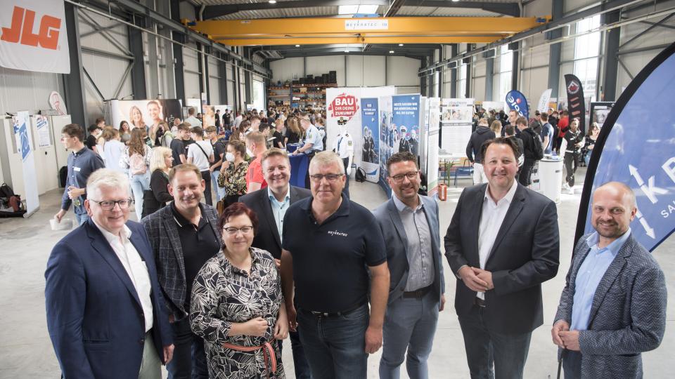 Viel Betrieb auf der Ausbildungsmesse „Azubis werben Azubis“. Im Vordergrund von links Klaus Rehkämper, Bürgermeister von Bad Rothenfelde, Marc Schewski, Bürgermeister von Hilter, die Erste Kreisrätin des Landkreises Osnabrück, Bärbel Rosensträter, Daniel Große-Albers, Bürgermeister von Bad Iburg, Dieter Meywirth, Geschäftsführer von Meykratec, MaßArbeit-Vorstand Lars Hellmers, Tobias Avermann, Bürgermeister von Bad Laer, und Eugen Görlitz, Bürgermeister von Dissen.  Foto: MaßArbeit / Uwe Lewandowski 