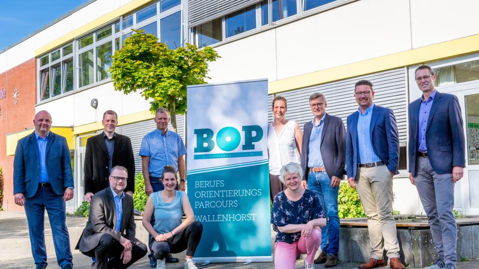 Der B.O.P. Wallenhorst findet endlich wieder als Präsenzveranstaltung statt. Darauf freuen sich (von links nach rechts stehend): Arne Willms, Schulleiter Alexanderschule, Thorger Stapenhorst, Koordinator für Berufsorientierung Alexanderschule, Harald Brinkmeyer, AWT Fachleiter an der Realschule, Insa Wernecke, Schulsozialarbeit an der Alexanderschule, Otto Steinkamp, Bürgermeister der Gemeinde Wallenhorst, Lars Hellmers, Vorstand der MaßArbeit, und Stefan Schmidt, Schulleiter der Realschule Wallenhorst