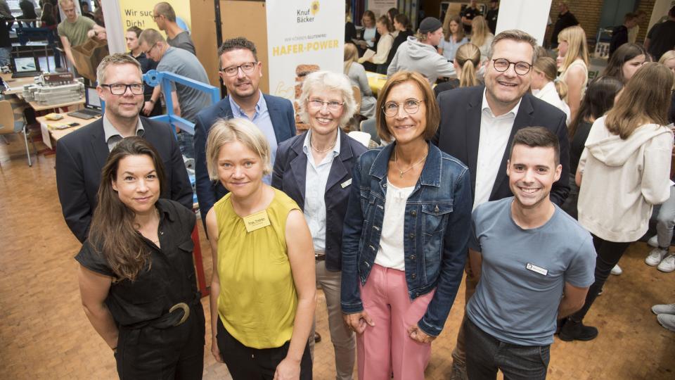 Sie freuen sich über eine rundum gelungene Ausbildungsmesse  (von links hinten): Matthias Wübbel, Bürgermeister der Samtgemeinde Fürstenau, MaßArbeit-Vorstand Lars Hellmers, Hildegard Hesselbarth, ArbeitgeberService MaßArbeit, Jürgen Sander, Schulleiter der IGS Fürstenau und vorne, ebenfalls von links, Katja Bielefeld von Servicestelle Schule-Wirtschaft der MaßArbet, Kristin Tröster, Schulsozialarbeiterin der IGS Fürstenau, Monika Steinkamp, Berufsberaterin, Agentur für Arbeit sowie Stefan Loureiro Silv