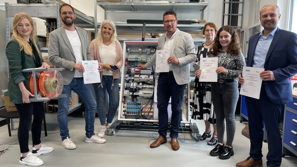 Freuen sich über die neue Zusammenarbeit (von links nach rechts):  Annika Schütte (Servicestelle Schule-Wirtschaft), Jan Wessels (Schulleiter, Her-mann-Freye-Gesamtschule Dissen aTW), Annette Steck (Didaktische Leitung, Hermann-Freye-Gesamtschule Dissen aTW), Lars Hellmers (Vorstand, MaßArbeit), Gabriele Molitor (AWT-Lehrerin, Hermann-Freye-Gesamtschule Dissen aTW), Alina Otto (Personalwesen, Elektro Große-Wördemann GmbH), Eugen Görlitz (Bürgermeister, Stadt Dissen aTW)    Foto: MaßArbeit / Bettina Klimek