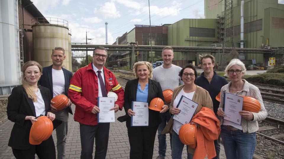 Die künftige Zusammenarbeit der Georgsmarienhütte GmbH und der Realschule Georgsmarienhütte ist vertraglich besiegelt. Auf spannende Projekte zur Beruforientierung freuen sich (von links): Annika Schütte von der Servicestelle Schule-Wirtschaft der MaßArbeit, Florian Pörtner, Ausbildungsleiter der Georgsmarienhütte GmbH, Alexander Naujoks, Geschäftsführer der Georgsmarienhütte GmbH, die Georgsmarienhütter Bürgermeisterin Dagmar Bahlo, der Koordinator für Berufsorientierung Dominik Hackmann, MaßArbeit-Berei