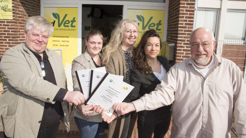Setzen auf Langzeitpraktika bei der beruflichen Integration Jugendlicher (von links): cdVet-Geschäftsführer Clemens Dingmann, Lena Dahm und Tanja Reinhold, cdVet-Personalleitung,  Katja Bielefeld, Servicestelle Schule-Wirtschaft der MaßArbeit, und Andreas Twardon, Bildungsbegleiter der DEULA Jugendwerkstatt Fürstenau.