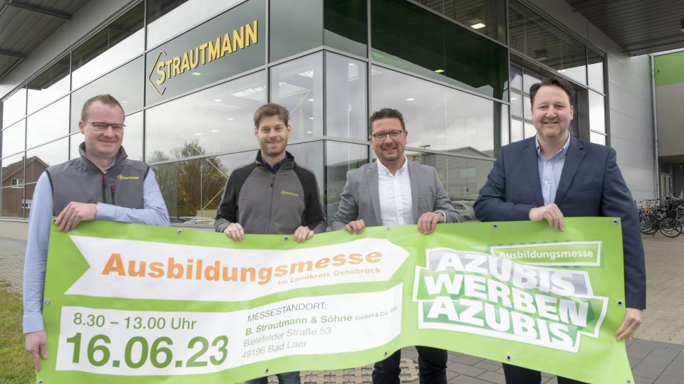Bieten regionalen Betrieben viel Raum, um ihre Ausbildungsberufe bei der Messe „Azubis werben Azubis“ zu präsentieren (von links nach rechts): Die beiden Geschäftsführer des Unterneh-mens B.Strautmann & Söhne GmbH u. Co. KG, Felix Rademacher und Philipp Strautmann, MaßArbeit-Vorstand Lars Hellmers und Tobias Avermann, Bürgermeister der Gemeinde Bad Laer.
