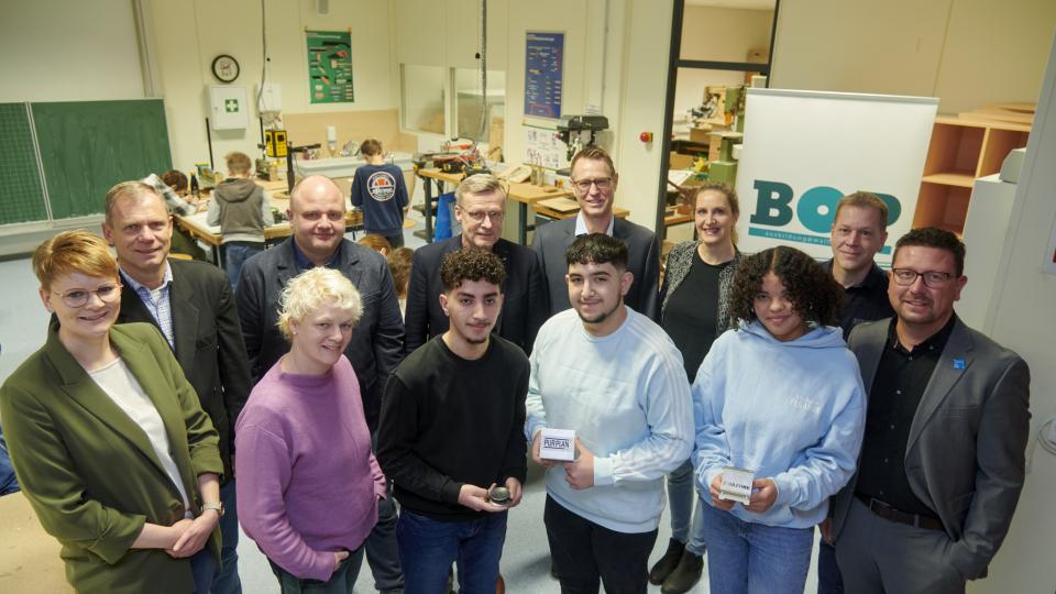 Auf den B.O.P. freuen sich (von hinten links): Harald Brinkmeyer (Fachleiter Realschule Wallenhorst), Arne Willms (Schulleiter Alexanderschule), Otto Steinkamp (Bürgermeister Gemeinde Wallenhorst), Stefan Schmidt (Schulleiter Realschule), Kerstin Hüls (Servicestelle), Thorger Stapenhorst (Fachleiter Alexanderschule) und (von vorne links): Luisa Berlin (Wirtschaftsförderung Wallenhorst), Kristina Flaßpöhler (Ausbildungslotsin), Hamke Hassan Hamke, Elmedin Mustafa, Eliza Thiemann (Schüler Realschule) sowi