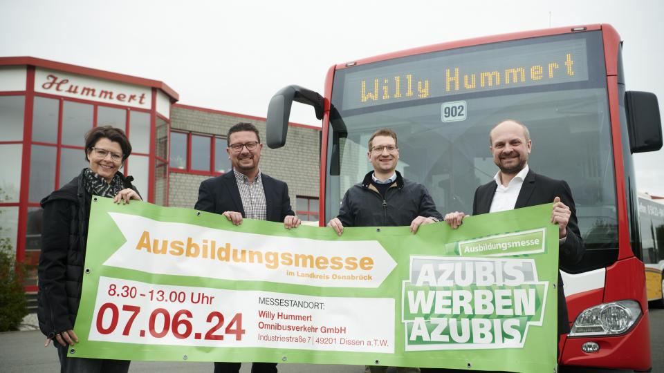 Sie freuen sich auf eine spannende Berufsorientierungsmesse (von links nach rechts): Simone Blum, Geschäftsleitungsassis-tenz des Omnibusunternehmens Willy Hummert, Lars Hellmers, Vorstand MaßArbeit, Philip Hummert, Prokurist der Willy Hummert Omnibusverkehr GmbH, und Eugen Görlitz, Bürgermeister Stadt Dissen.