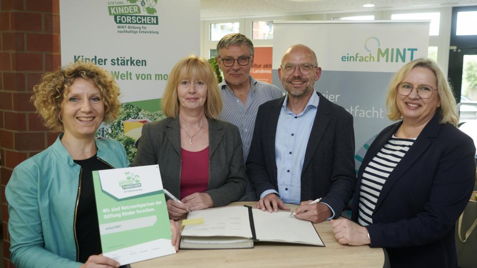 Kerstin Tote, Referentin Netzwerke, bei der „Stiftung Kinder forschen“ (v.li.), Programmbereichsleitung Deutsch/Integration Tanja Pöhler, VHS Osnabrücker Land, Fachleiter MINT Dr. Stephan Gühmann bei der  „Stiftung Kinder forschen“, WIGOS-Geschäftsführer Peter Vahrenkamp und MINT-Koordinatorin Anke Kellermeier schlossen anlässlich des MINT-Fachtages eine Kooperationsvereinbarung zur Förderung von MINT-Bildungsangeboten im Landkreis Osnabrück.  Foto: Uwe Lewandowski