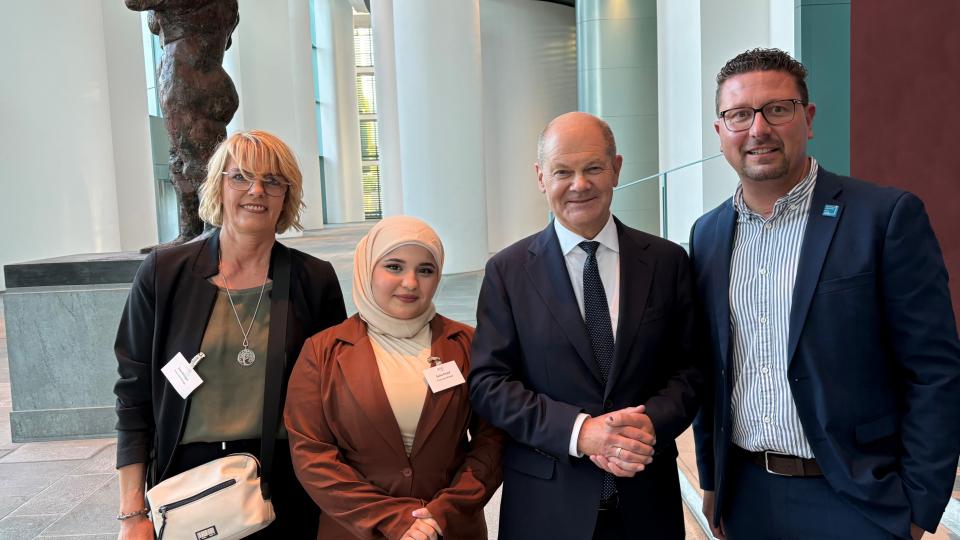 Zu Gast im Bundeskanzleramt (von links): Friseurmeisterin Ines Brünger, die Auszubildende Saliha Khalaf und MaßArbeit-Vorstand Lars Hellmer (rechts) mit Bundeskanzler Olaf Scholz.